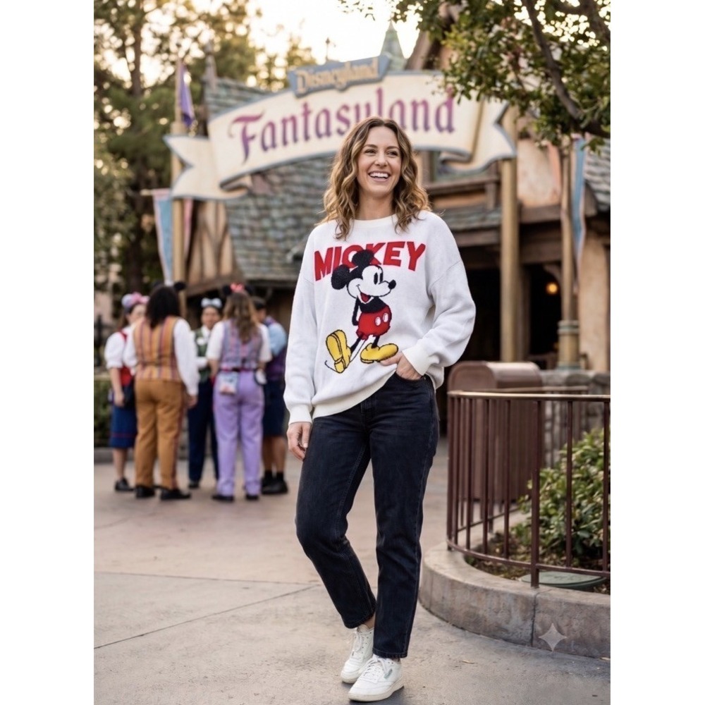 Disney Mickey Mouse Crew Neck Long Sleeve Knit Sweater. Size M/L.